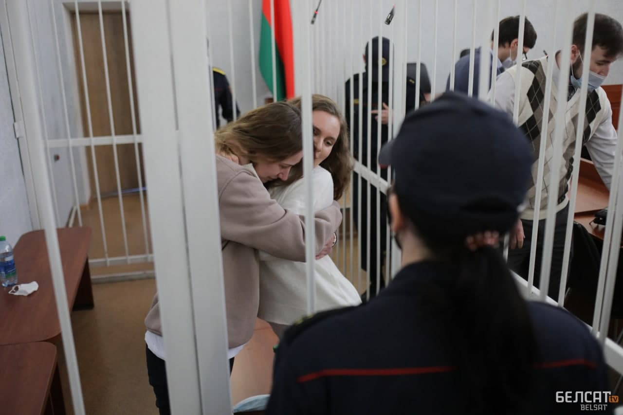 Подробнее о "В Беларуси журналисткам назначили по два года тюрьмы за стрим с митинга"