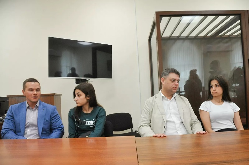 Подробнее о "Сестер Хачатурян признали потерпевшими по делу о насилии"