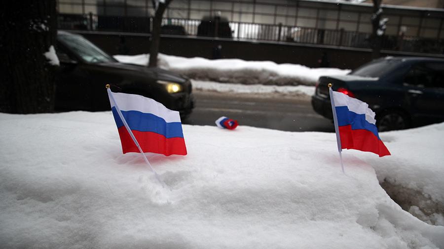 Подробнее о "В ГД предложили штрафовать за использование флага России на незаконных акциях"