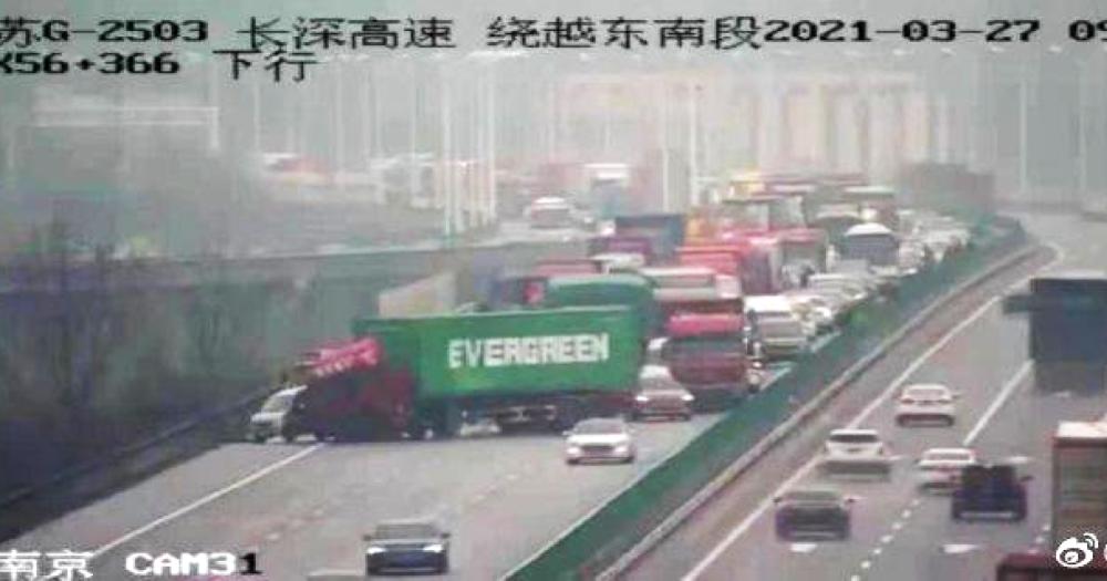 Подробнее о "Грузовик с контейнером Evergreen заблокировал движение в Китае"