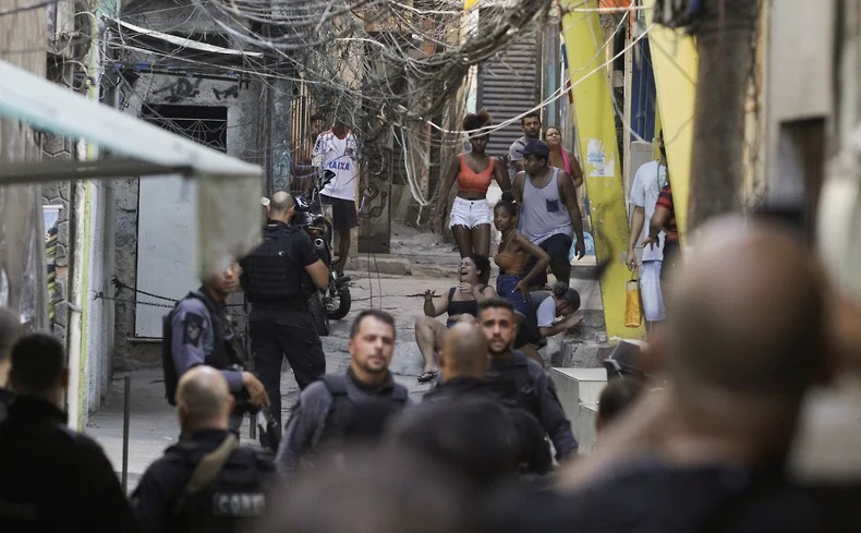 Подробнее о "В Рио-де-Жанейро 25 человек погибли в результате перестрелки в метро"