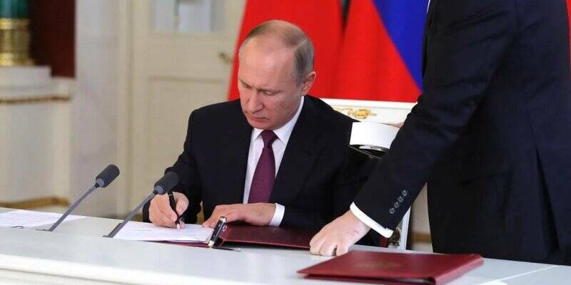 Подробнее о "Путин утвердил увеличение МРОТ до 13 890 рублей"