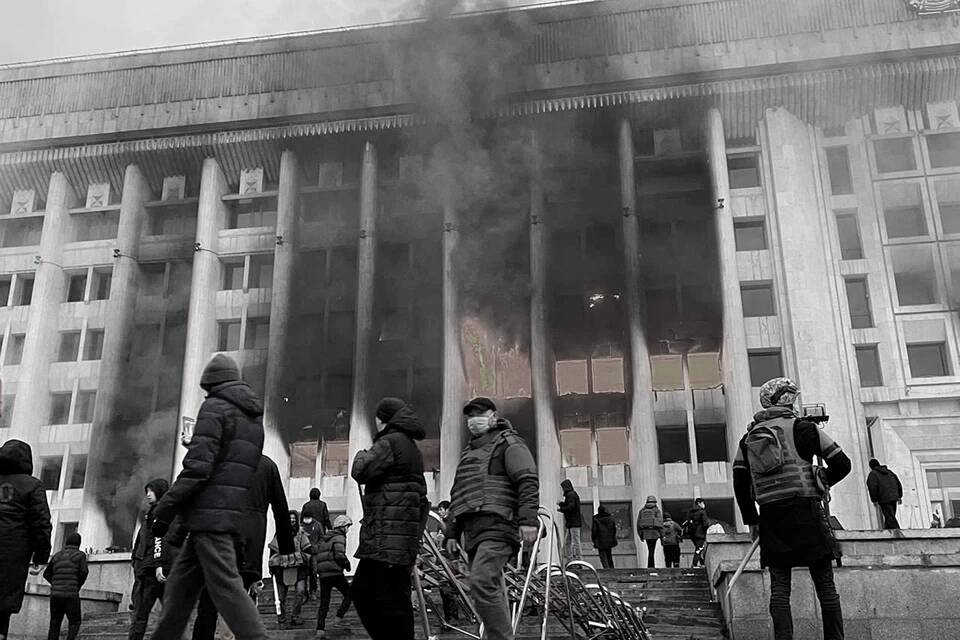 Подробнее о "В Казахстане 10 января объявлен днём общенационального траура по жертвам беспорядков"