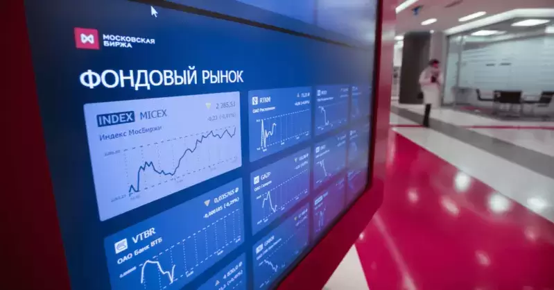 Подробнее о "Курс доллара на Московской бирже опустился до 90 рублей — впервые с 1 марта"