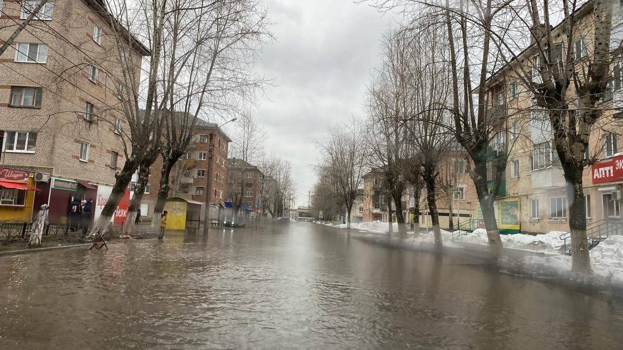 Подробнее о "В Пермском крае улицы поселка Яйва затопило водой"