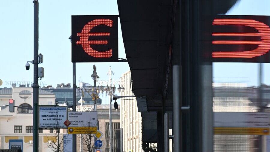 Подробнее о "Курс евро на Московской бирже опустился до минимума за семь лет"