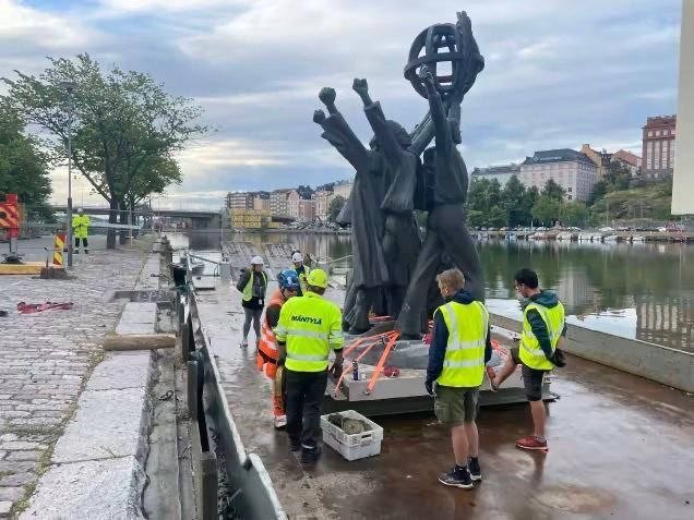 Подробнее о "В Хельсинки демонтировали советский памятник «Мир во всем мире»"