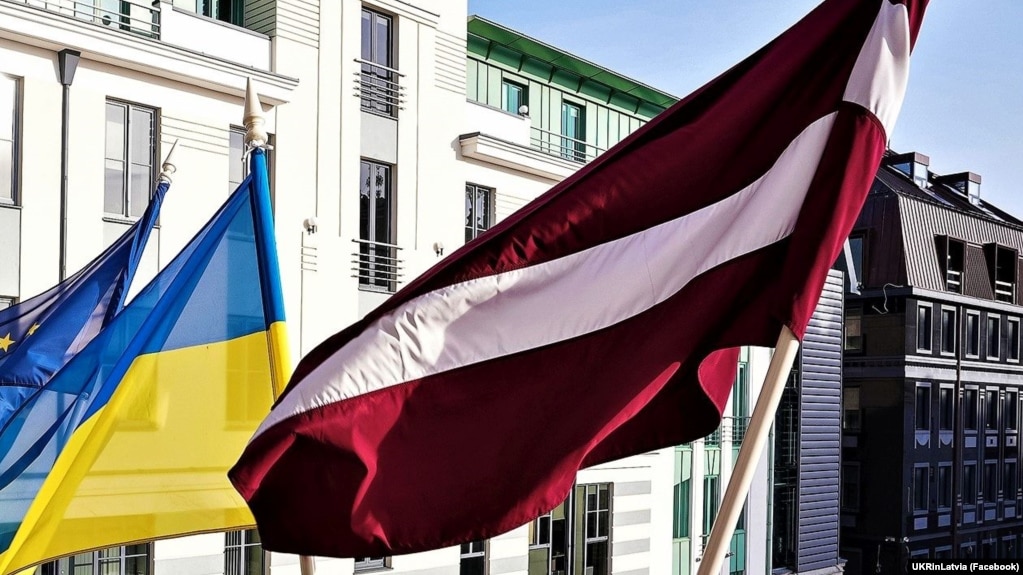 Подробнее о "Латвия объявила режим ЧС на границе с Россией"
