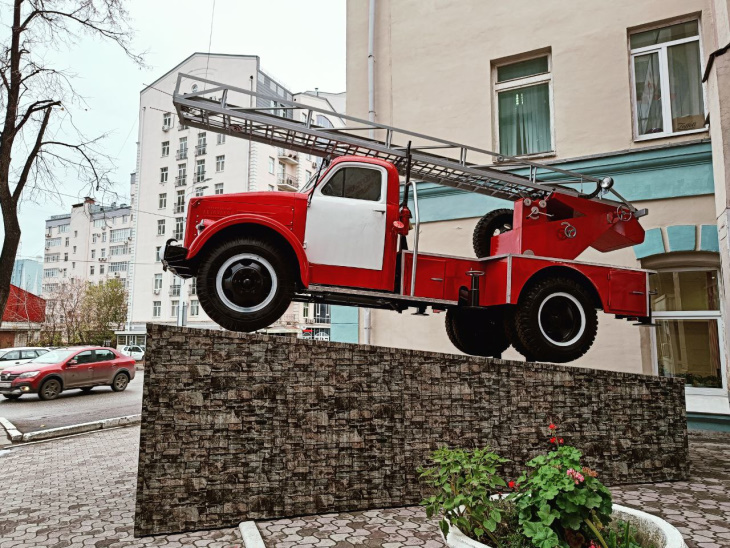 Подробнее о "В центре Перми установили памятник пожарной машине"