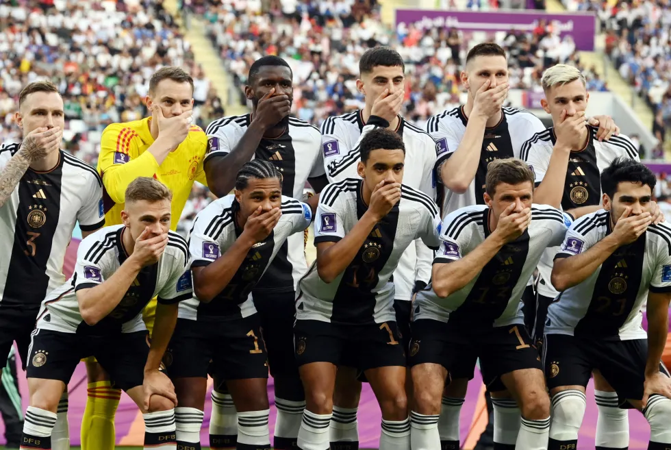 Подробнее о "Футболисты сборной Германии закрыли рты руками"
