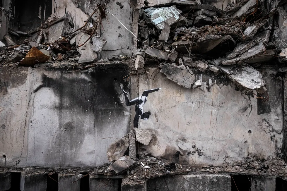 Подробнее о "Бэнкси показал граффити из Киевской области"