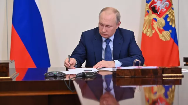 Подробнее о "Путин подписал закон об увеличении МРОТ"