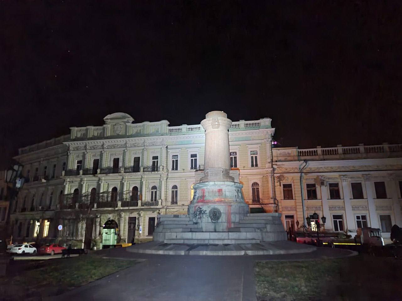 Подробнее о "В Одессе демонтировали памятники Екатерине II"