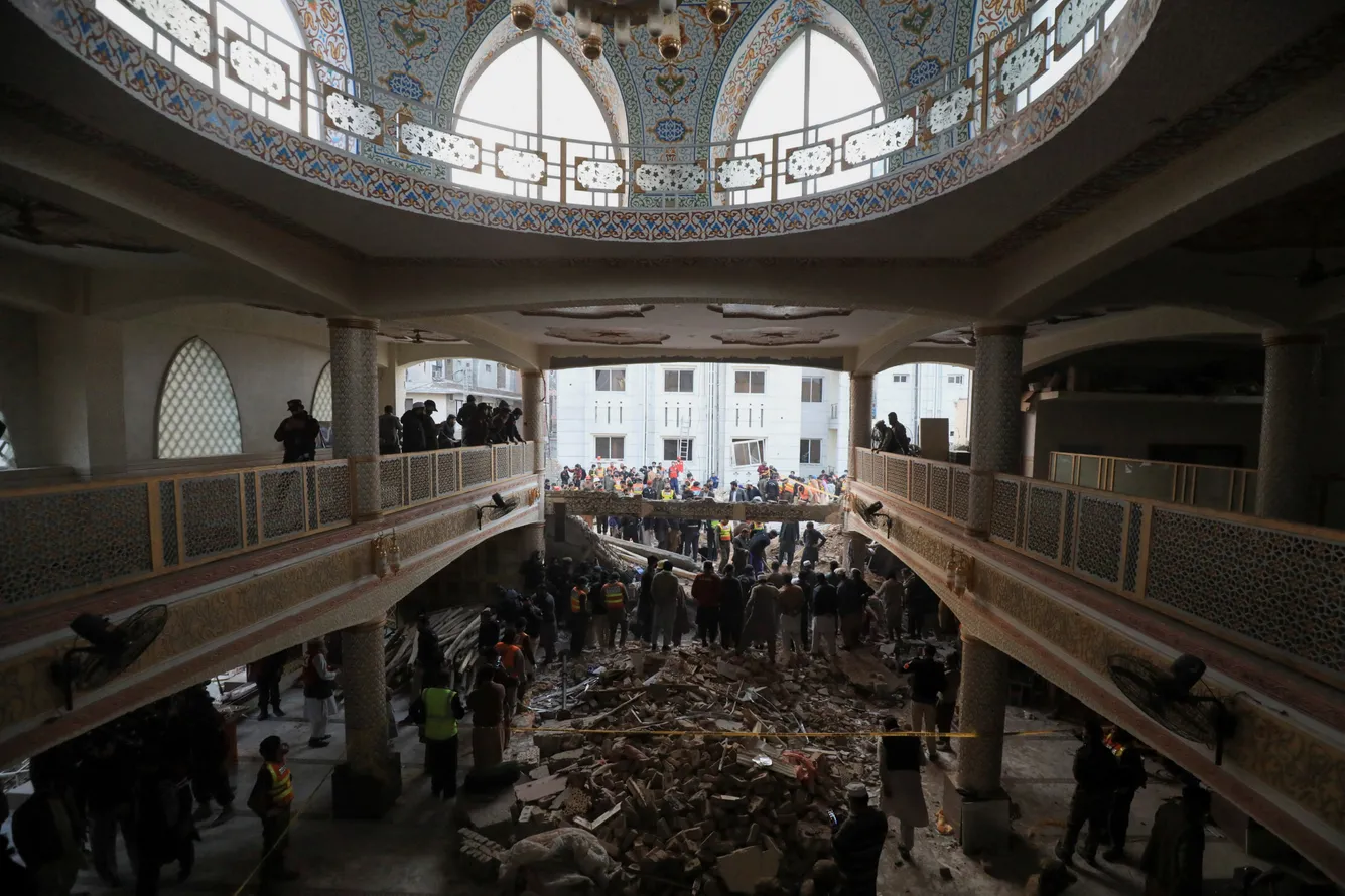 Подробнее о "32 человека погибли и 150 пострадали при взрыве в мечети в Пакистане"