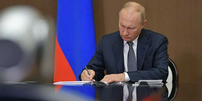 Подробнее о "Путин подписал закон о соблюдении норм русского языка и употреблении иноязычных слов"