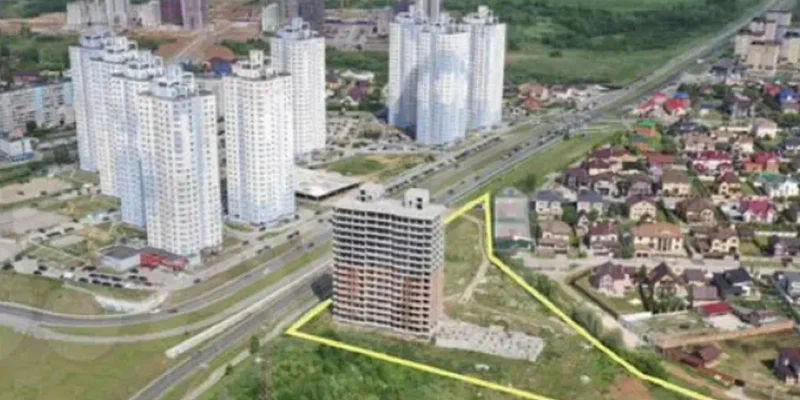 Подробнее о "В Мотовилихинском районе Перми продают земельный участок с недостроенным домом"