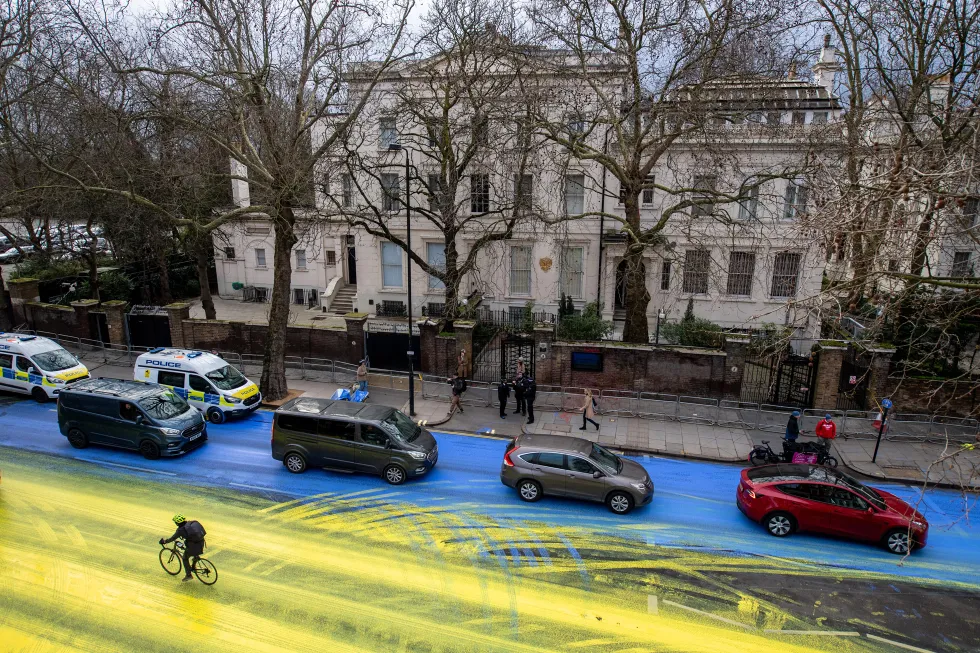 Подробнее о "Дорогу перед посольством России в Лондоне выкрасили в цвета флага Украины"