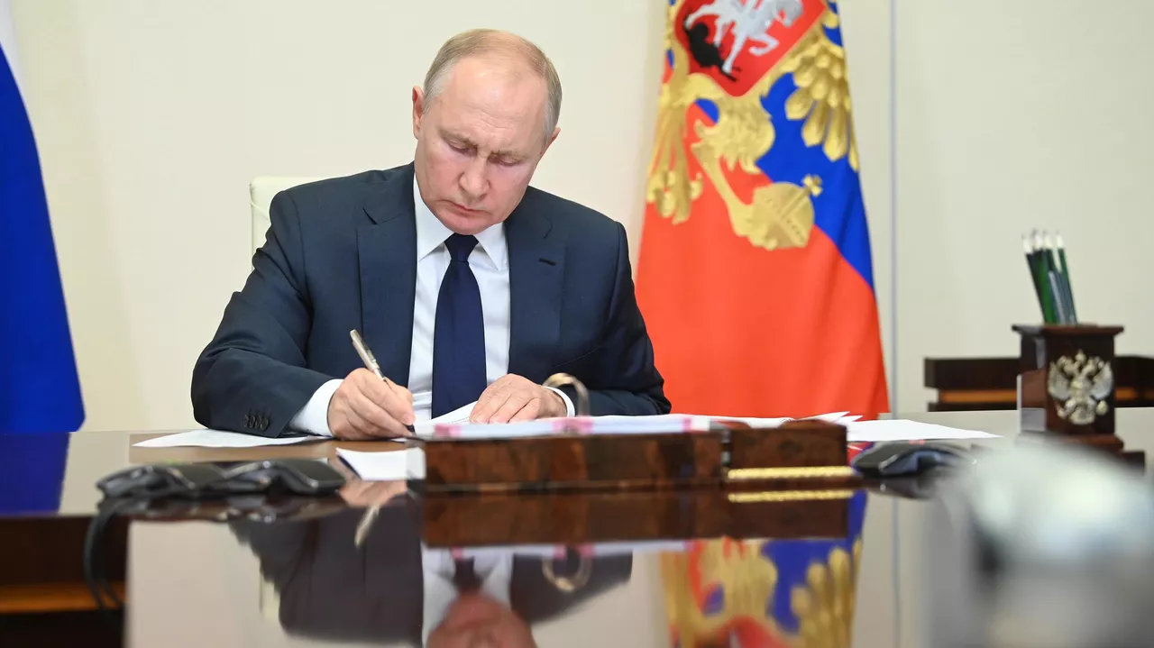 Подробнее о "Путин продлил до конца года запрет на продажу нефти и нефтепродуктов из РФ"