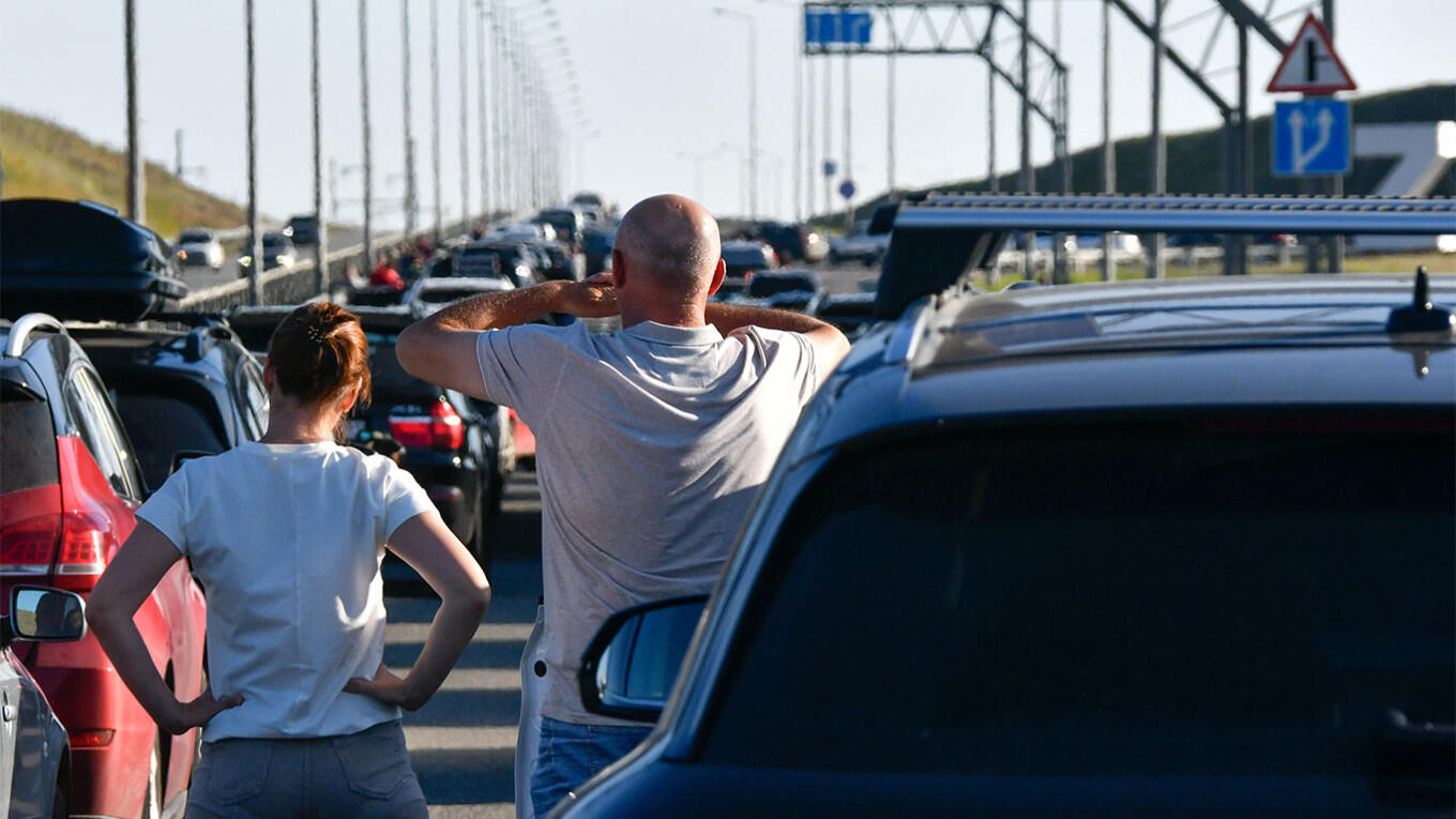 Подробнее о "Пробка перед Крымским мостом достигла 13 километров"