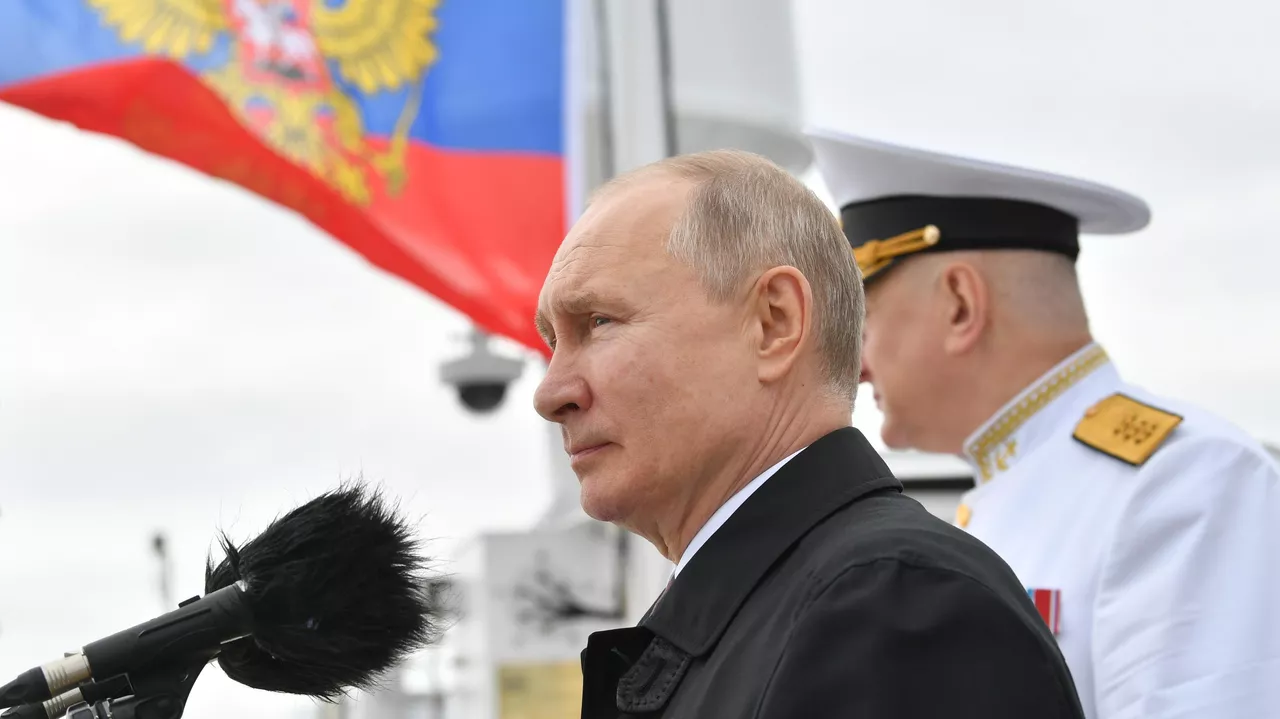 Подробнее о "Путин поздравил моряков с Днем ВМФ России"