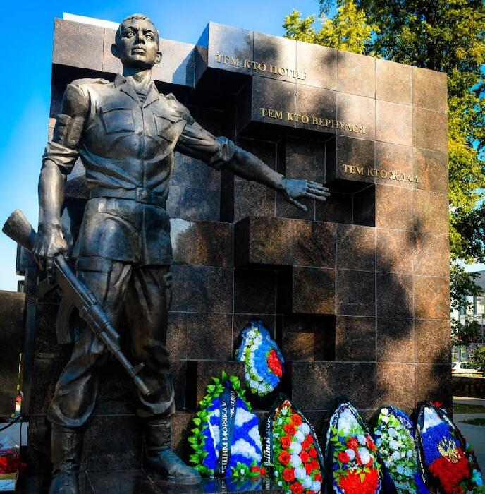 Подробнее о "В центре Перми открыли памятную плиту в честь погибших в зоне СВО"