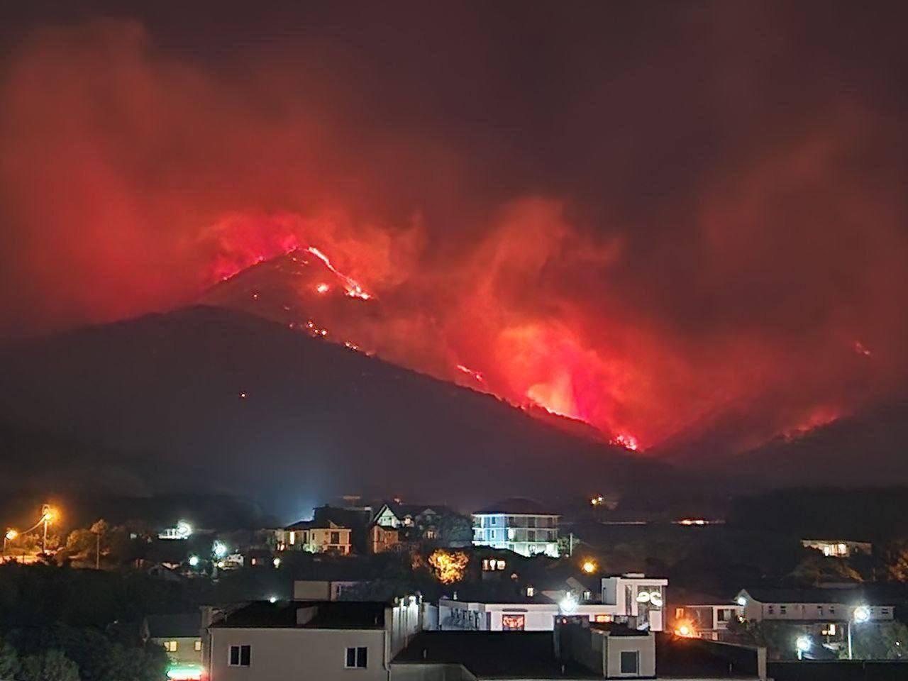 Подробнее о "В Геленджике крупный лесной пожар"