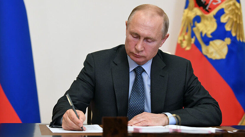 Подробнее о "Путин подписал закон об увеличении МРОТ до 19 242 рублей"