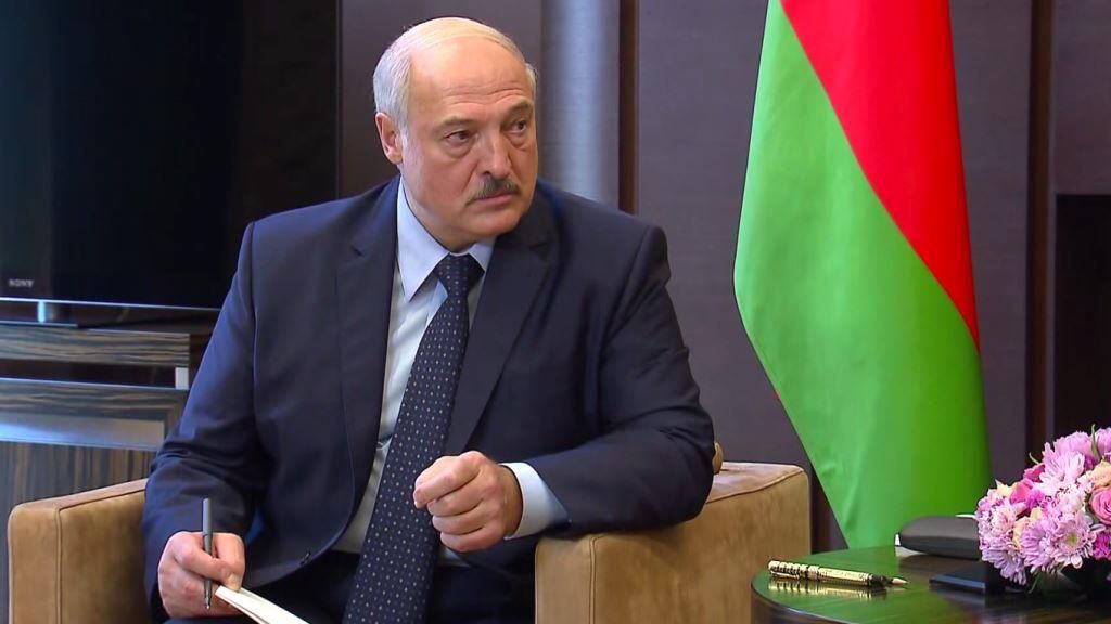 Подробнее о "Лукашенко подписал поправки о гарантиях для покинувшего пост президента"
