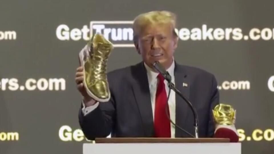 Подробнее о "Дональд Трамп запустил собственную линейку кроссовок"