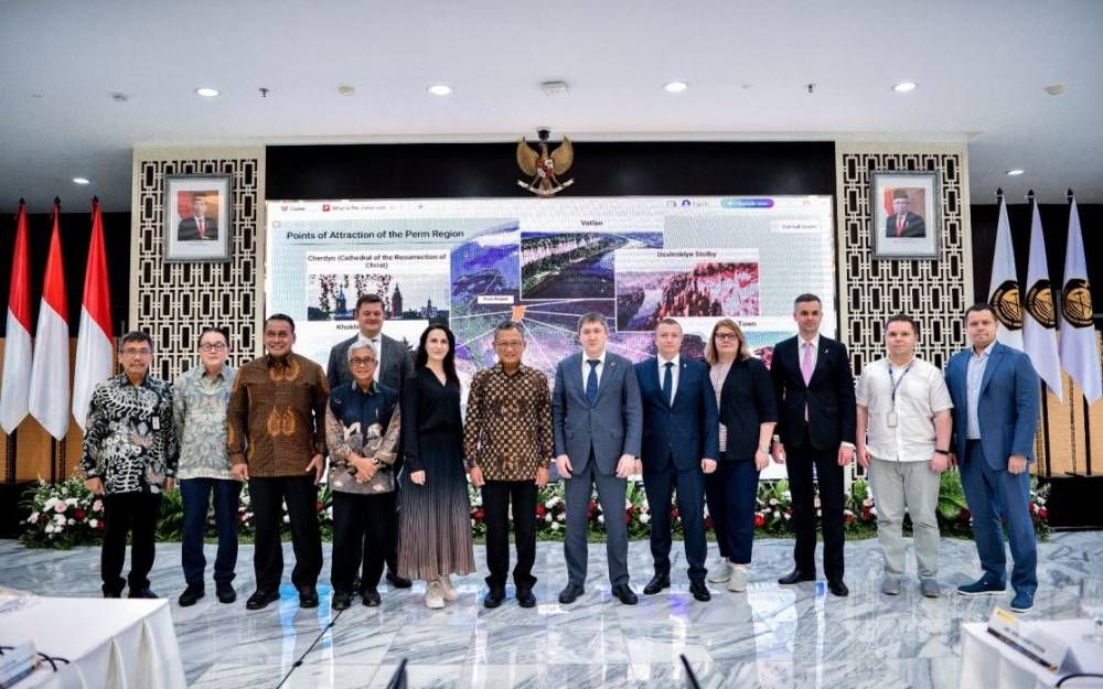 Подробнее о "Губернатор Махонин возглавил делегацию пермских промышленников в Индонезии"