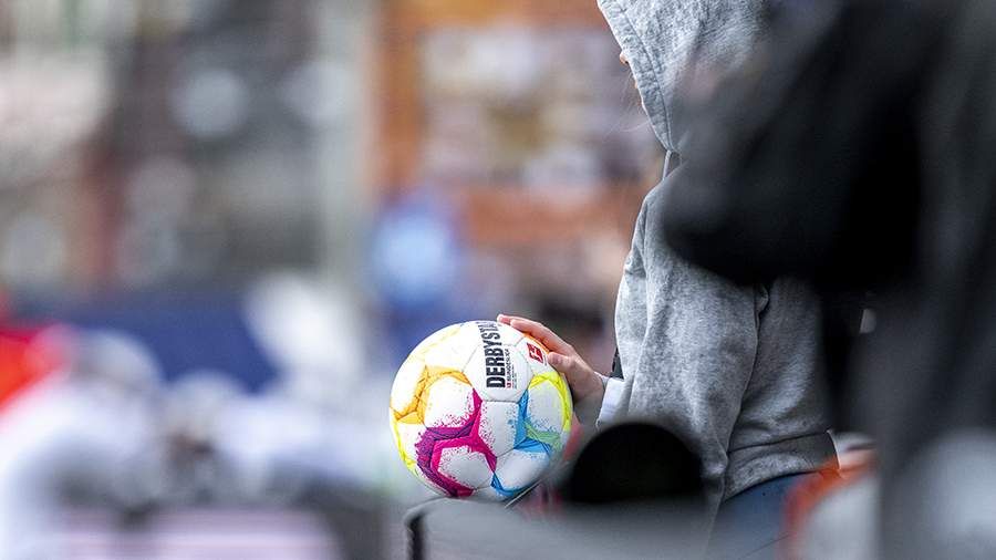 Подробнее о "СПОРТ В АПЛ запретили болбоям подавать мячи футболистам из аута"