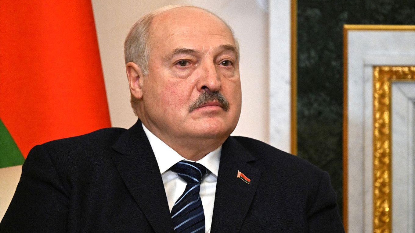 Подробнее о "Лукашенко подписал указ о переводе госорганов на работу в условиях военного времени"