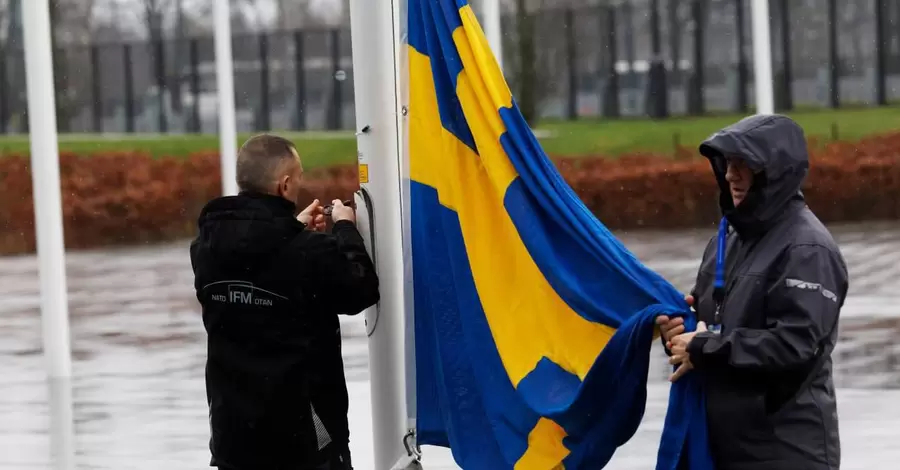 Подробнее о "Флаг Швеции торжественно поднят перед штаб-квартирой НАТО"