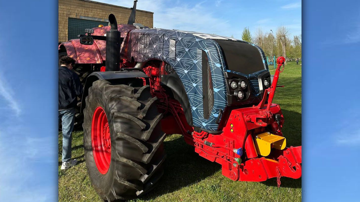 Подробнее о "Первый беспилотный белорусский трактор показали вживую"